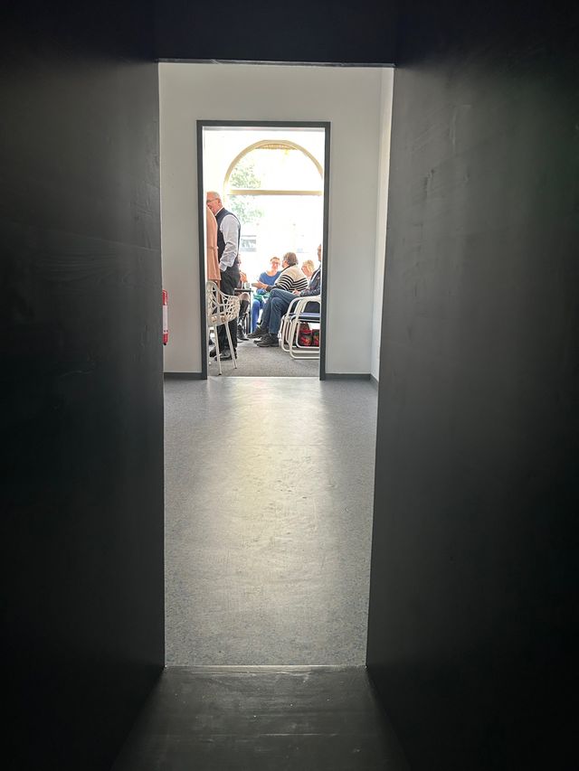 Kunst, die Enge spürbar macht