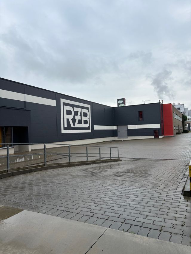 Besuch bei RZB: Kunst, Design und Licht für die Zukunft